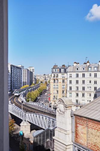 Habitación Doble Clásica con vistas a la calle del hotel Le Relais Saint Charles. Foto 8
