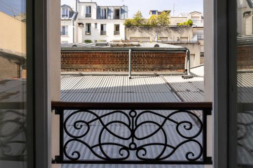 Habitación Doble Clásica con vistas al patio del hotel Le Relais Saint Charles. Foto 7