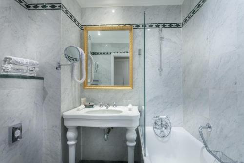 Habitación Doble Clásica del hotel Grand Hotel De L'Univers Saint Germain. Foto 2
