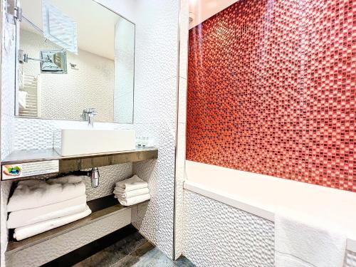 Suite Junior Familiar del hotel Best Western Nouvel Orléans Montparnasse. Foto 6