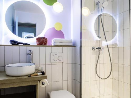 Habitación Familiar - 2 camas individuales y 1 litera del hotel ibis Styles Paris Saint Denis Pleyel. Foto 3