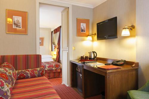 Habitación Triple del hotel Au Manoir Saint-germain. Foto 2