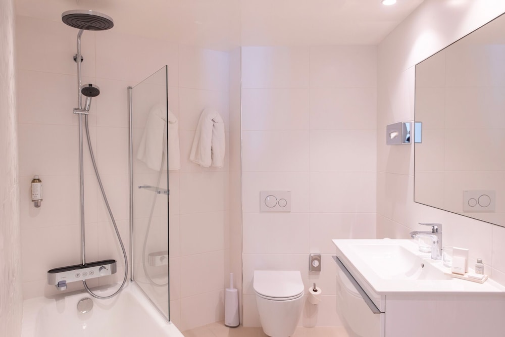 Habitación doble superior, 1 cama de matrimonio, bañera del hotel ATLANTIC. Foto 5