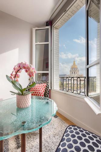 Habitación Triple del hotel De France Invalides. Foto 2