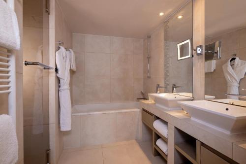 Suite con vistas a la ciudad del hotel Etoile Maillot. Foto 4