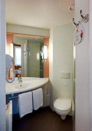 Habitación Doble - 2 camas del hotel Ibis Krakow Stare Miasto. Foto 10