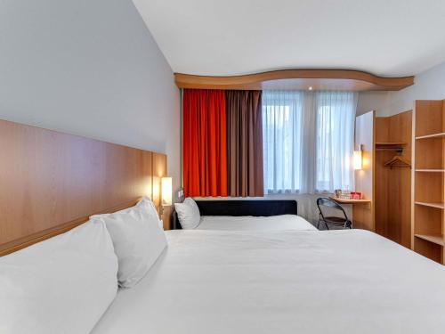 La habitación familiar estándar cuenta con 1 cama doble y 1 cama individual del hotel Ibis Krakow Stare Miasto. Foto 1