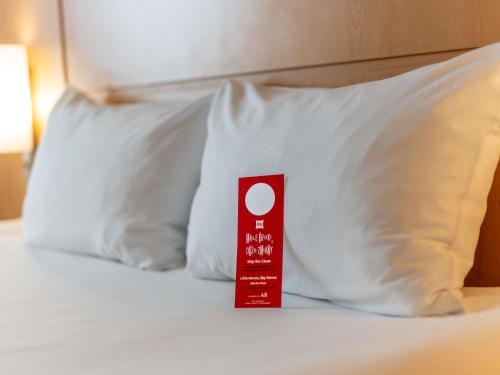 La habitación familiar estándar cuenta con 1 cama doble y 1 cama individual del hotel Ibis Krakow Stare Miasto. Foto 3