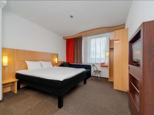 La habitación familiar estándar cuenta con 1 cama doble y 1 cama individual del hotel Ibis Krakow Stare Miasto. Foto 4