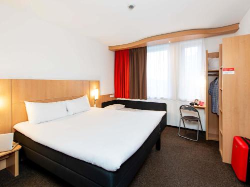 La habitación familiar estándar cuenta con 1 cama doble y 1 cama individual del hotel Ibis Krakow Stare Miasto. Foto 5