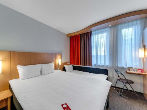 La habitación familiar estándar cuenta con 1 cama doble y 1 cama individual del hotel Ibis Krakow Stare Miasto. Foto 6