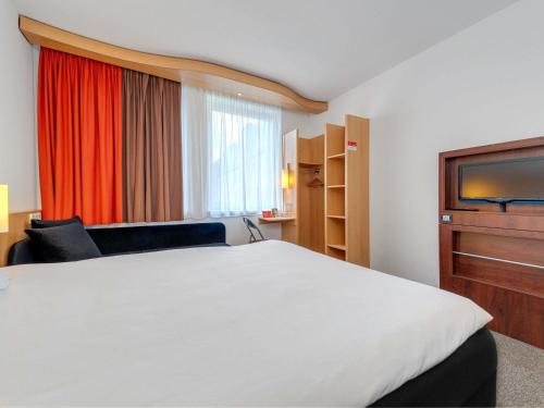La habitación familiar estándar cuenta con 1 cama doble y 1 cama individual del hotel Ibis Krakow Stare Miasto. Foto 7