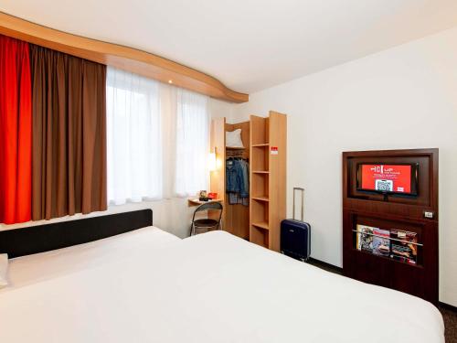 La habitación familiar estándar cuenta con 1 cama doble y 1 cama individual del hotel Ibis Krakow Stare Miasto. Foto 9