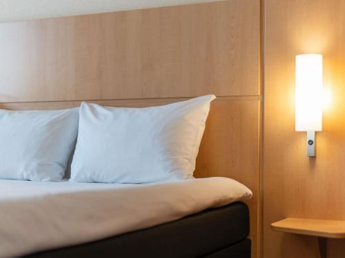 La habitación familiar estándar cuenta con 1 cama doble y 1 cama individual del hotel Ibis Krakow Stare Miasto. Foto 10