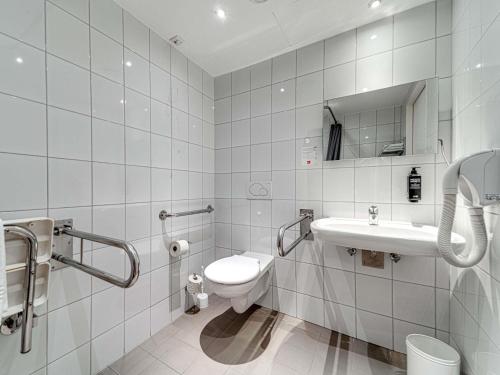 Habitación Doble Estándar 2 camas - adaptada para personas con movilidad reducida del hotel Ibis Krakow Stare Miasto. Foto 5
