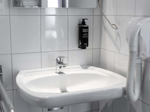 Habitación Doble Estándar 2 camas - adaptada para personas con movilidad reducida del hotel Ibis Krakow Stare Miasto. Foto 7