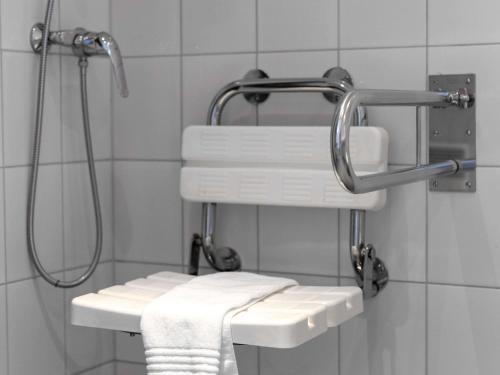 Habitación Doble Estándar 2 camas - adaptada para personas con movilidad reducida del hotel Ibis Krakow Stare Miasto. Foto 8