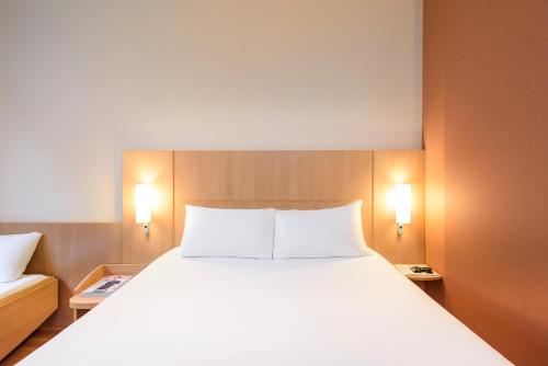 La habitación familiar estándar cuenta con 1 cama doble y 1 cama individual del hotel Ibis Krakow Stare Miasto