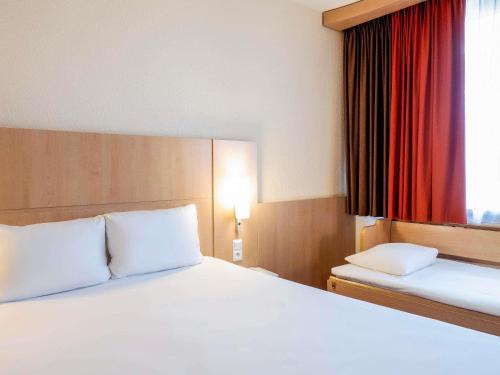 La habitación familiar estándar cuenta con 1 cama doble y 1 cama individual del hotel Ibis Krakow Stare Miasto. Foto 6