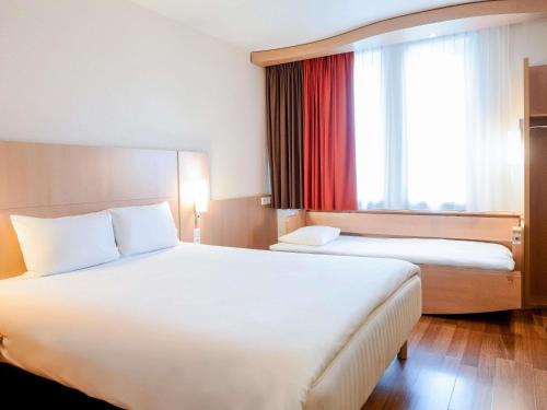 La habitación familiar estándar cuenta con 1 cama doble y 1 cama individual del hotel Ibis Krakow Stare Miasto. Foto 7