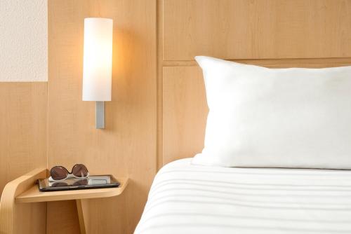 La habitación familiar estándar cuenta con 1 cama doble y 1 cama individual del hotel Ibis Krakow Stare Miasto. Foto 8