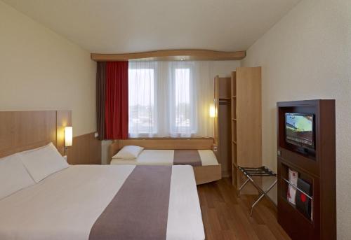 La habitación familiar estándar cuenta con 1 cama doble y 1 cama individual del hotel Ibis Krakow Stare Miasto. Foto 9