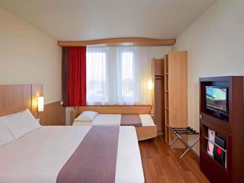La habitación familiar estándar cuenta con 1 cama doble y 1 cama individual del hotel Ibis Krakow Stare Miasto. Foto 17