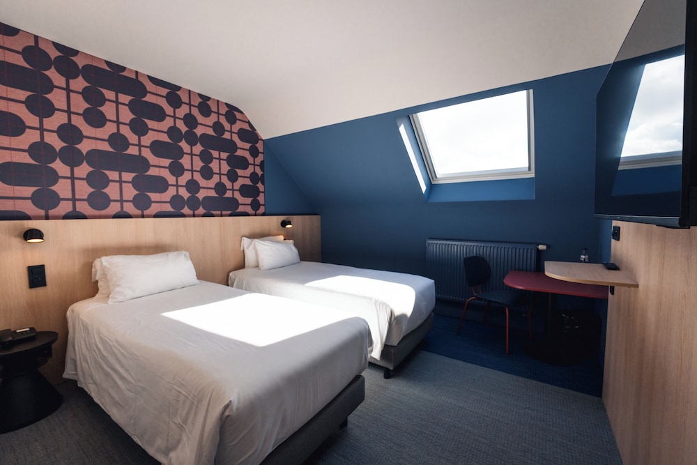 Habitación estándar con 2 camas individuales del hotel Ibis Styles Charleroi Airport Aero 44. Foto 1
