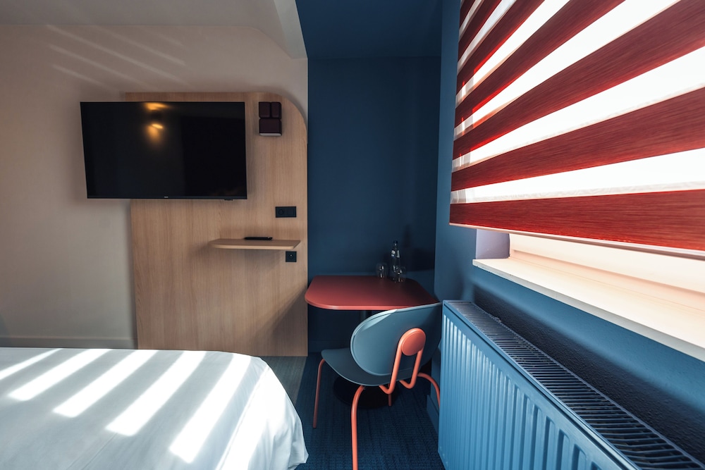 Habitación Estándar con 1 cama king - size del hotel Ibis Styles Charleroi Airport Aero 44. Foto 3