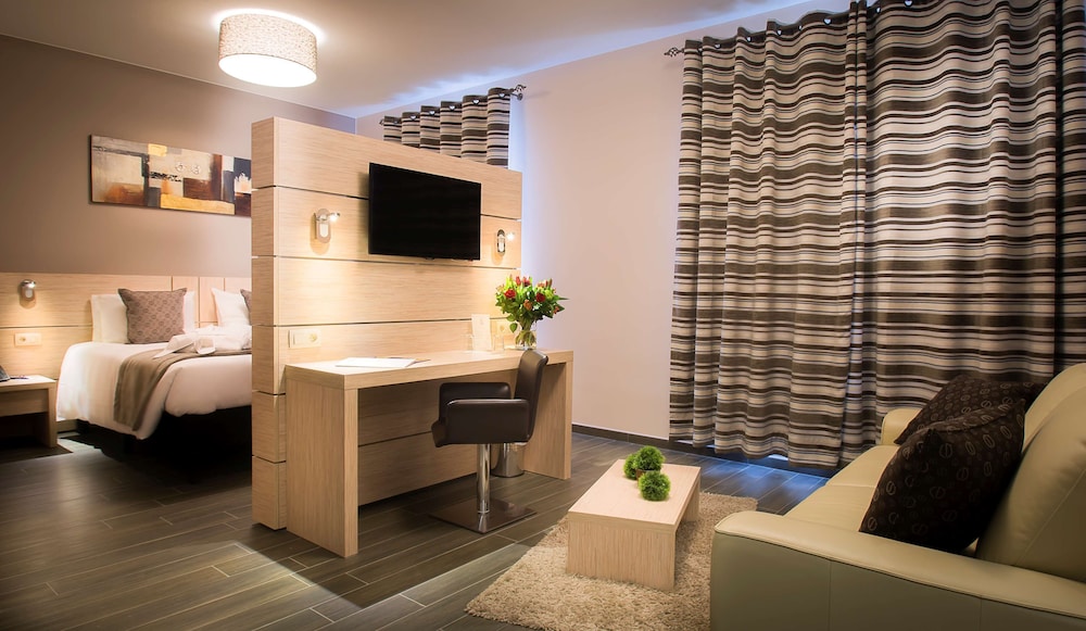 Habitación Superior con 1 cama king - size y 1 sofá - cama del hotel Ibis Styles Charleroi Airport Aero 44