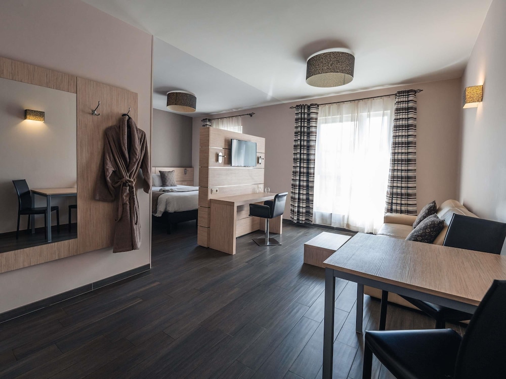 Habitación superior, 1 cama de matrimonio grande del hotel Ibis Styles Charleroi Airport Aero 44. Foto 1