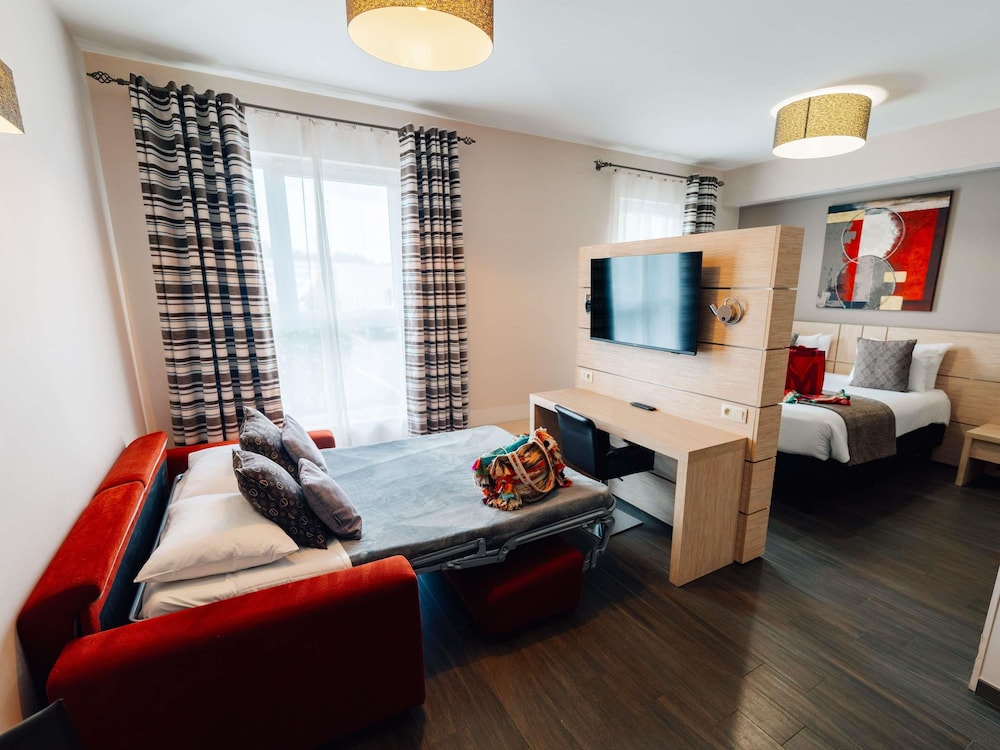 Habitación superior, 1 cama de matrimonio grande con sofá cama del hotel Ibis Styles Charleroi Airport Aero 44. Foto 1