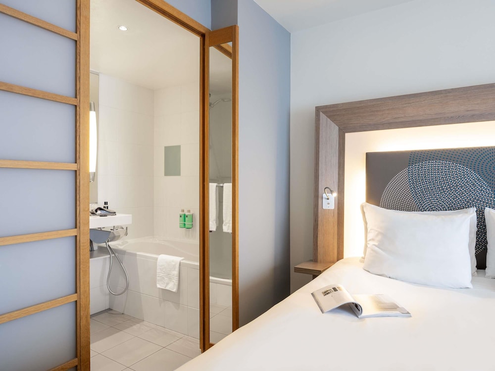 Habitacion Superior con 1 cama doble y Sofa del hotel Novotel Mechelen Centrum. Foto 5