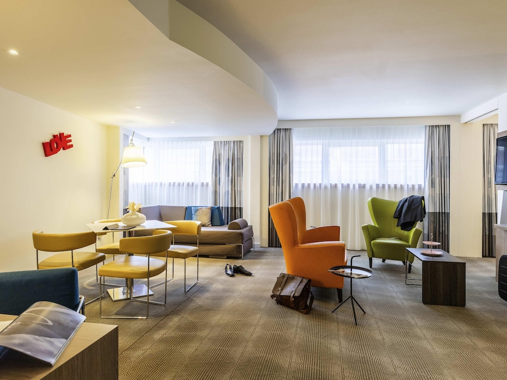 Suite Junior con 1 cama doble y Sofá del hotel Novotel Mechelen Centrum. Foto 2