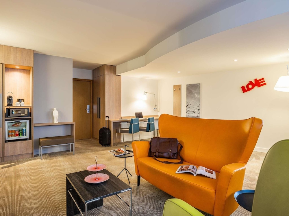 Suite Junior con 1 cama doble y Sofá del hotel Novotel Mechelen Centrum. Foto 3