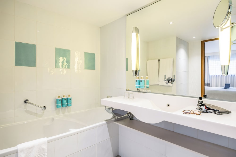 Suite Junior con 1 cama doble y Sofá del hotel Novotel Mechelen Centrum. Foto 4