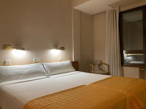 Habitación con vistas a la ciudad - 2 camas del hotel Condal. Foto 3