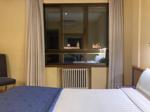 Habitación Doble con vistas a la ciudad del hotel Condal. Foto 4