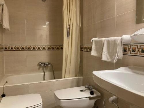 Habitación Doble con vistas a la ciudad del hotel Condal. Foto 9