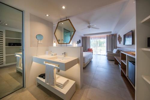 Suite de 2 dormitorios del hotel Bahia Principe Grand Tulum - All Inclusive. Foto 5