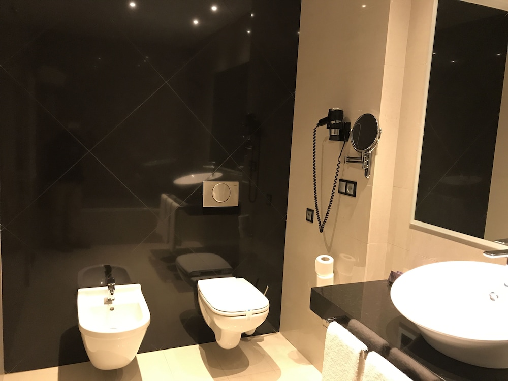 Habitación Premium doble, 1 cama de matrimonio grande, bañera de hidromasaje (Platinum) del hotel Dña Monse Spa and Golf. Foto 3