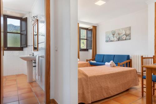 Estudio con Sofa Cama del hotel Hospedería Santuari de Lluc. Foto 2