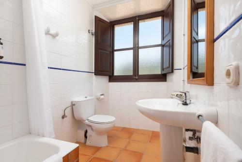 Estudio con Sofa Cama del hotel Hospedería Santuari de Lluc. Foto 6