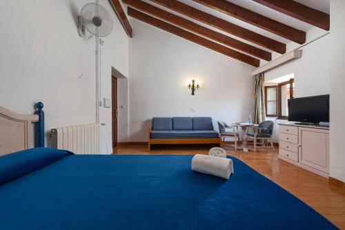 Habitación Doble Estándar con sofá del hotel Hospedería Santuari de Lluc