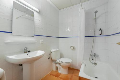 Habitación Doble Estándar con sofá del hotel Hospedería Santuari de Lluc. Foto 1