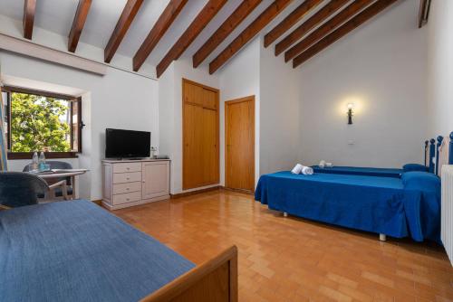 Habitación Doble Estándar con sofá del hotel Hospedería Santuari de Lluc. Foto 2