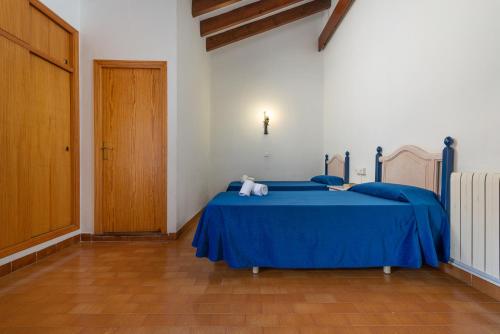 Habitación Doble Estándar con sofá del hotel Hospedería Santuari de Lluc. Foto 3