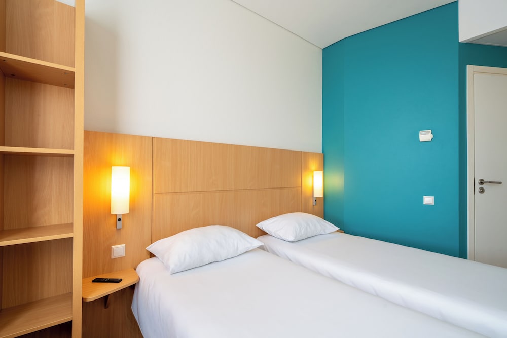 Habitación con dos camas individuales para 1 o 2 personas del hotel Ibis Kaunas Centre. Foto 3