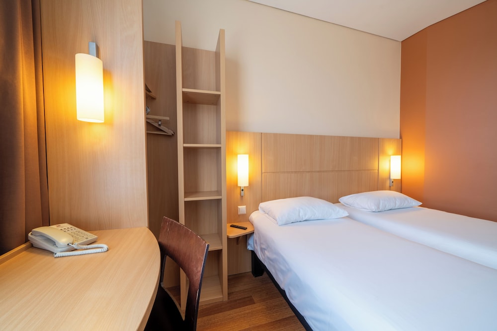 Habitación con dos camas individuales para 1 o 2 personas del hotel Ibis Kaunas Centre. Foto 4