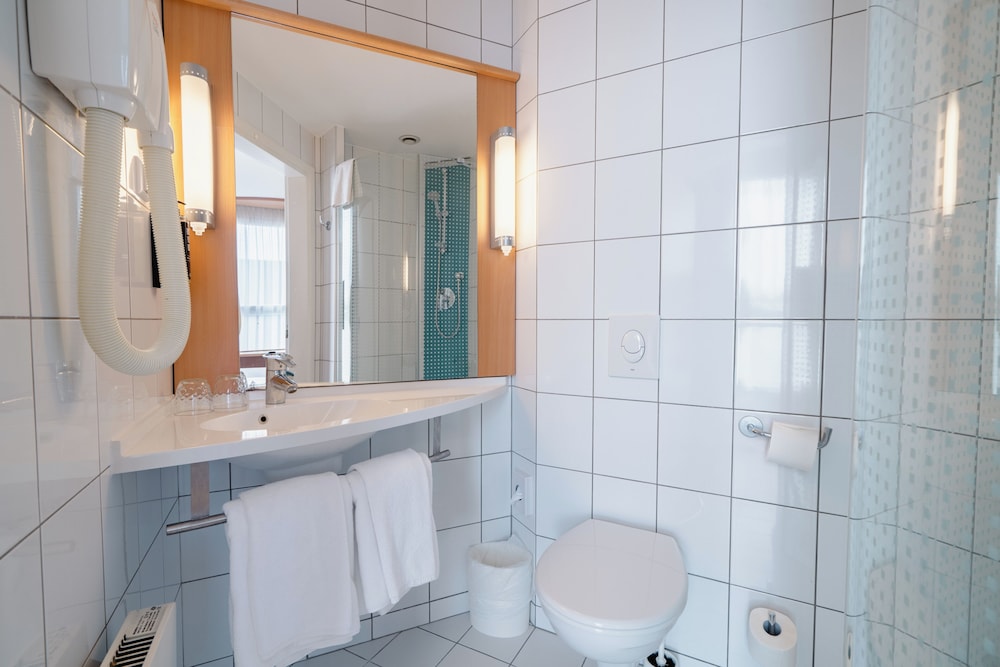 Habitación con dos camas individuales para 1 o 2 personas del hotel Ibis Kaunas Centre. Foto 5
